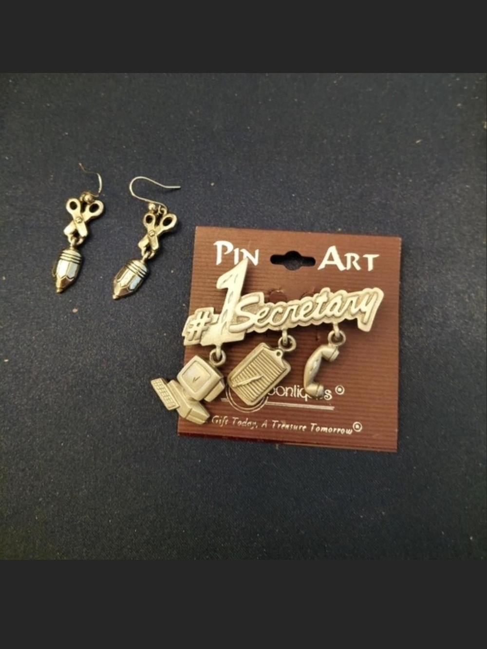 Source Unknown Gold-Tone #1 Secretary Charm Brooch